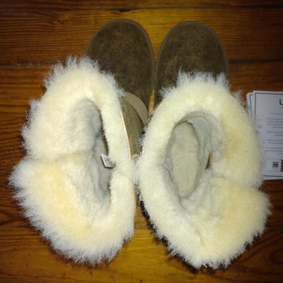 UGG Dylyn Boot - Like New - Picture 5 of 9